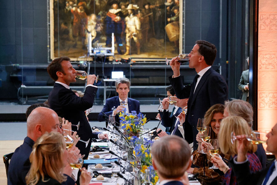 De Franse president Macron en de Nederlandse premier Rutte heffen het glas.