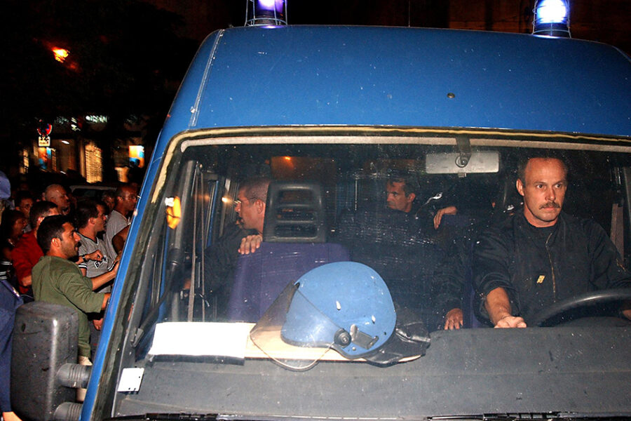 Een beeld van 4 juli 2003 in Ajaccio. Yvan Colonna wordt gearresteerd.