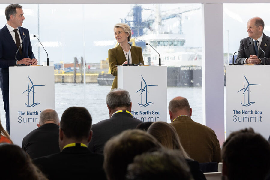 Premier Alexander De Croo, Europees commissievoorzitter en bondskanselier Olaf
Scholz tijdens de persconferentie van de Noordzeetop.