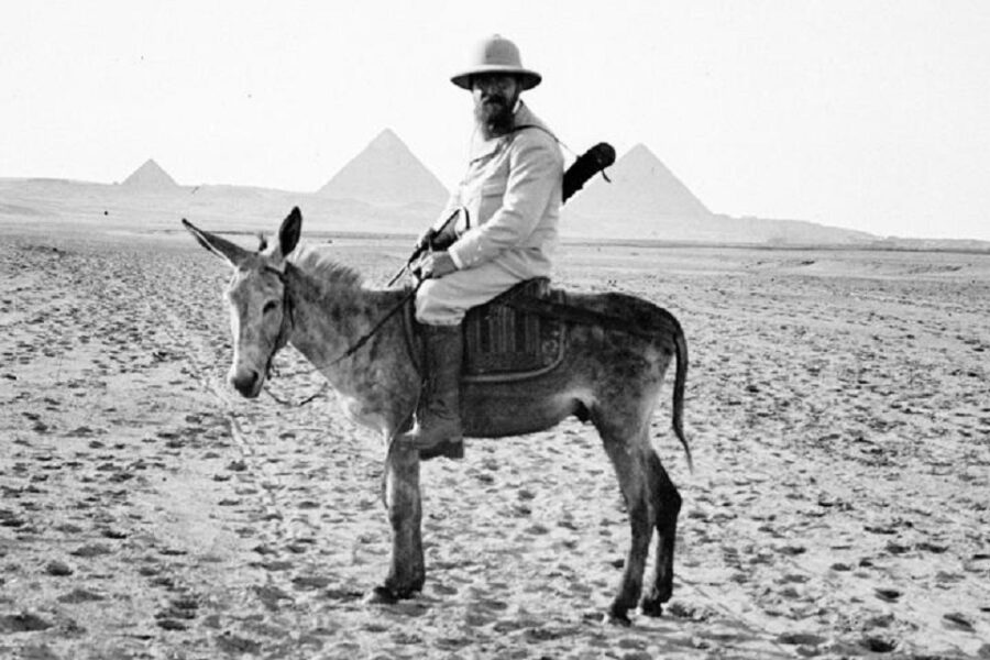 Conservator Jean Capart in de woestijn tussen de piramides van Giza en Aboesir
(1907)
