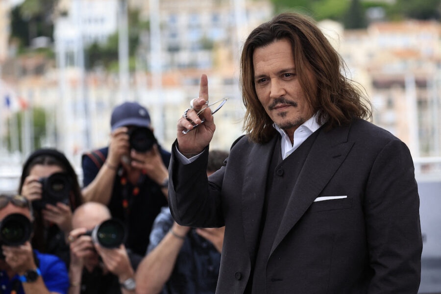 Johnny Depp neemt even tijd voor de paparazzi in Cannes.