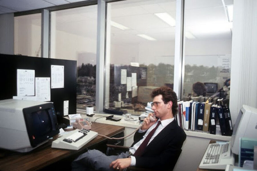 Foto van een typisch jaren ’80 kantoor ter illustratie.