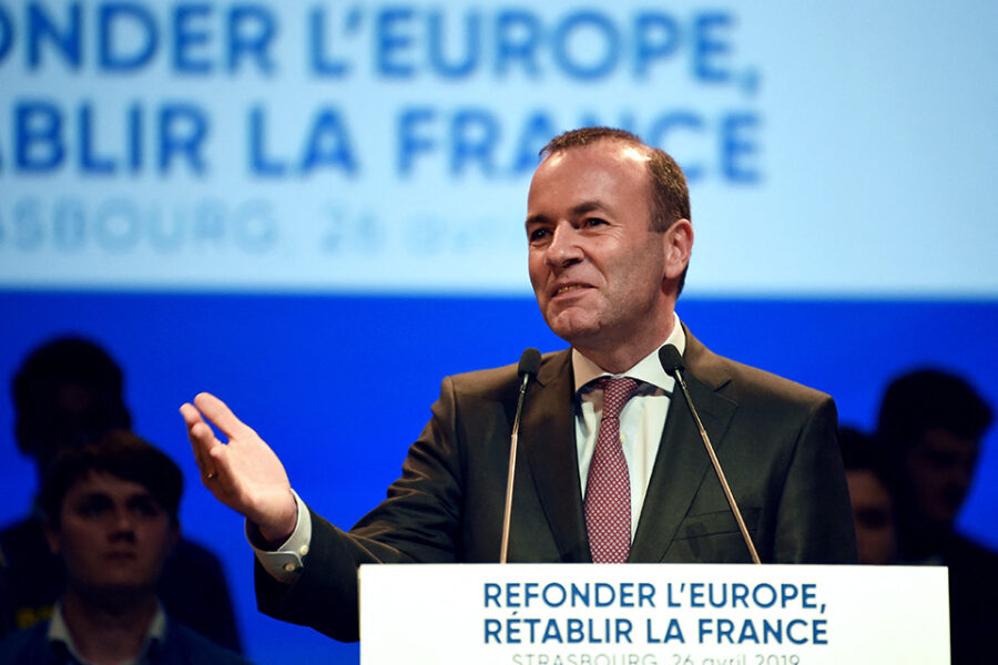 Het Duitse EVP-boegbeeld Manfred Weber zoekt toenadering tot de rechtse fracties
in het Europees Parlement.