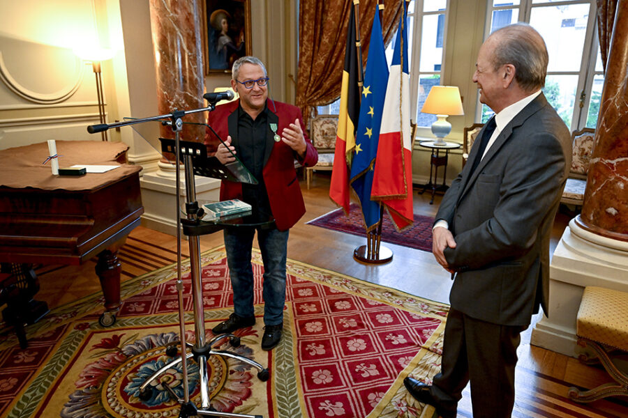 De Franse ambassadeur Francois Sénémaud met schrijver Tom Lanoye.