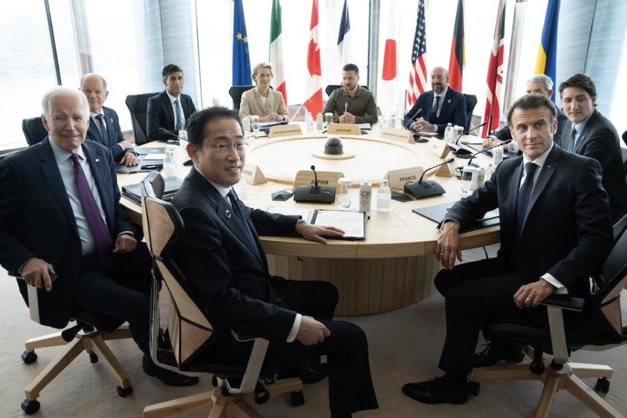 Tijd voor een groepsfoto met Zelensky op de G7 in Hiroshima.