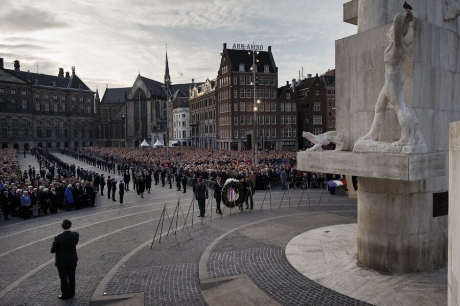 Tijdens de Dodenherdenking legt de koning een krans op de Dam en houdt zowat
heel Nederland twee minuten stilte om 20u.