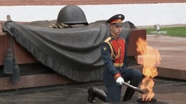 Op 9 mei wordt op vele plaatsen in Rusland de ‘heilige vlam’ ontstoken om de
‘overwinning op de nazi’s’ te herdenken.