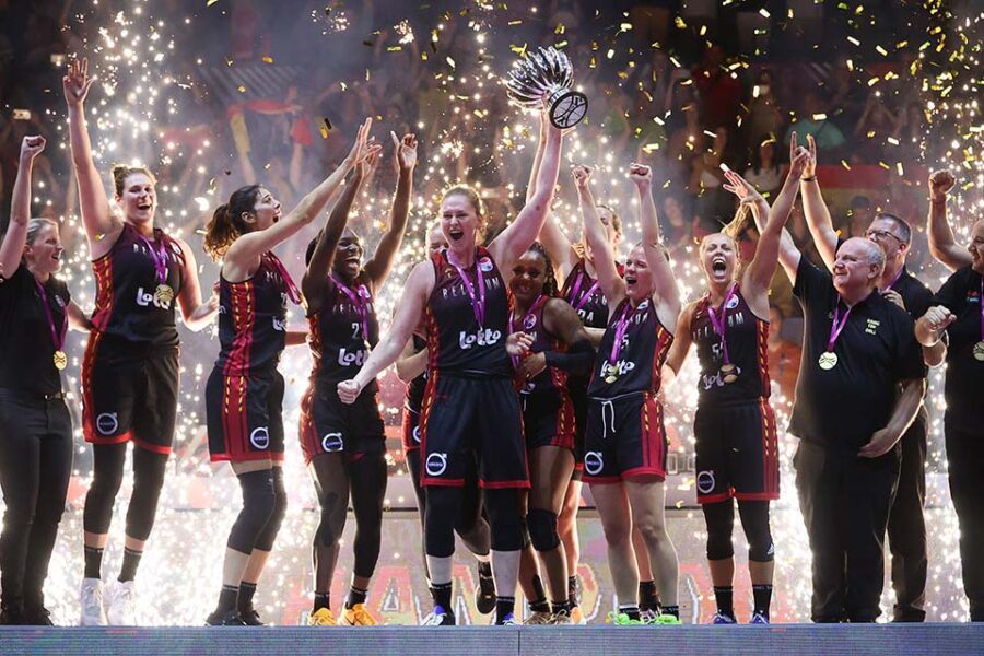 De Belgian Cats vieren feest. De Europese titel, de eerste in de geschiedenis
van een basketploeg uit ons land, is binnen.