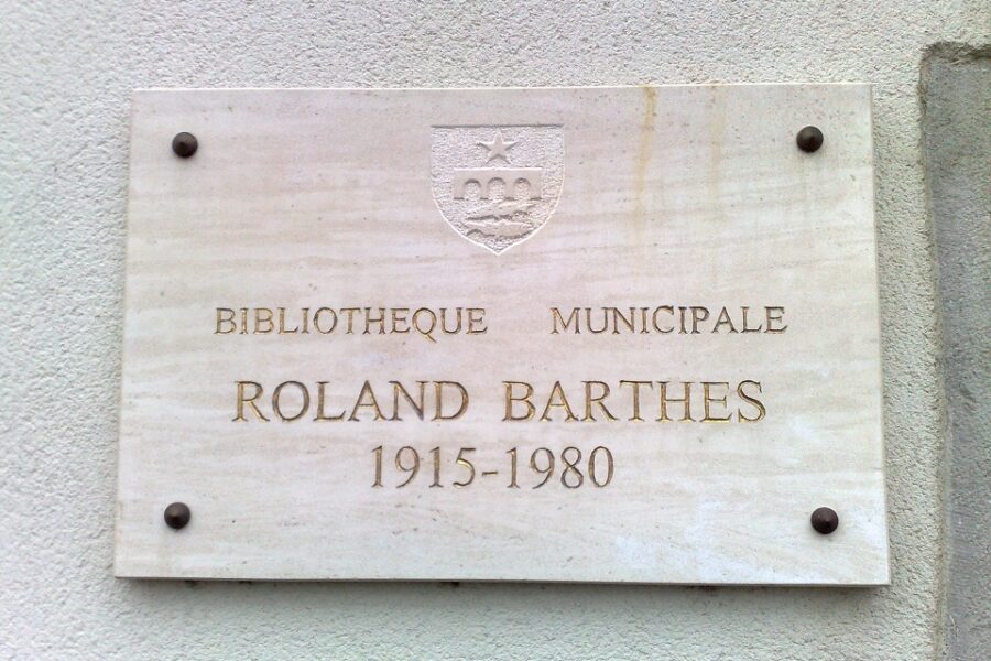 Gedenkplaat Roland Barthes bij de Roland Barthes-bibliotheek in Urt.