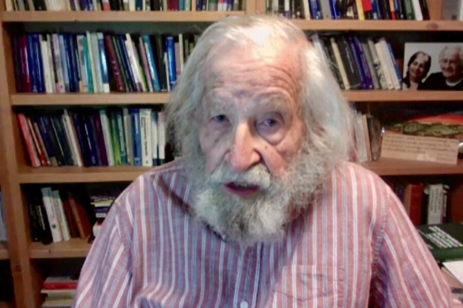 Noam Chomsky zoals hij de laatste maanden regelmatig op YouTube verschijnt.
