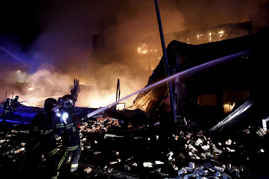 De brandweer blust een hotel in Roubaix dat door relschoppers in brand werd
gestoken.