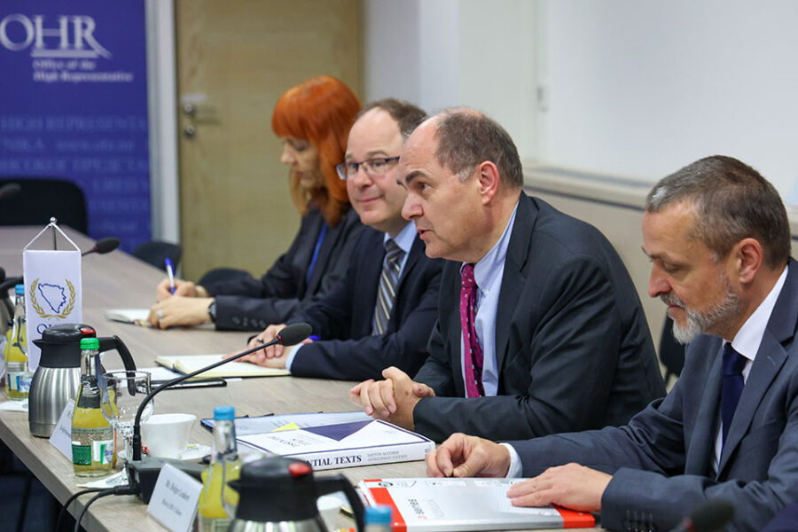 Hoge Vertegenwoordiger Christian Schmidt tijdens een meeting in Sarajevo.
