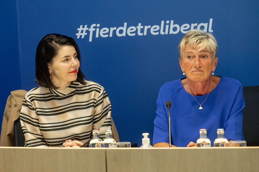 Afscheidnemend minister Valerie Glatigny (links) wordt opgevolgd door Francoise
Bertiaux (rechts).