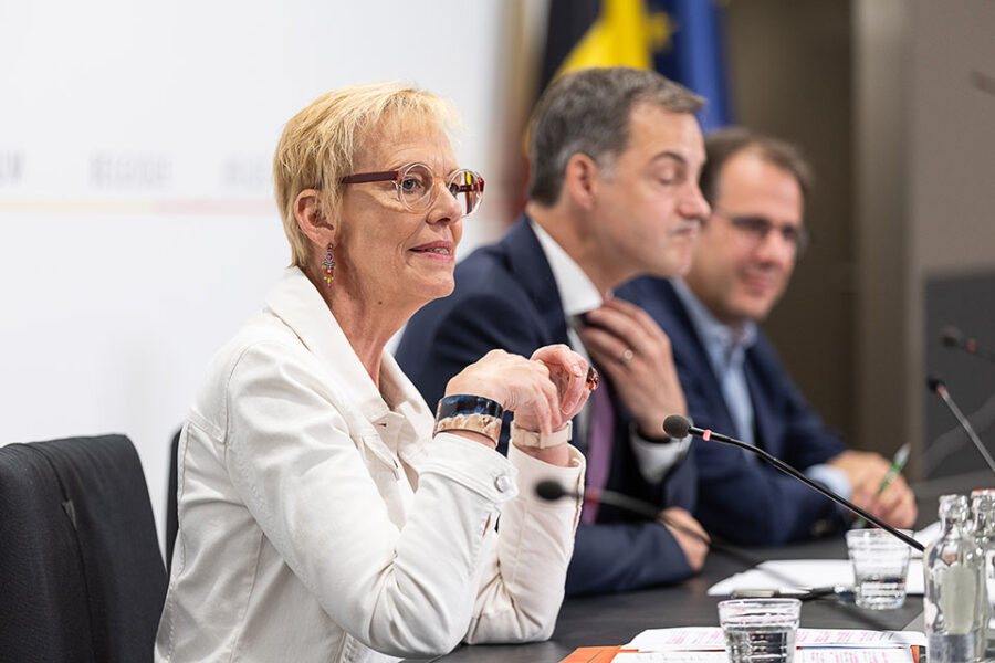 Minister van Pensioenen Karine Lalieux en premier Alexander De Croo tijdens de
persconferentie over het pensioenplan.