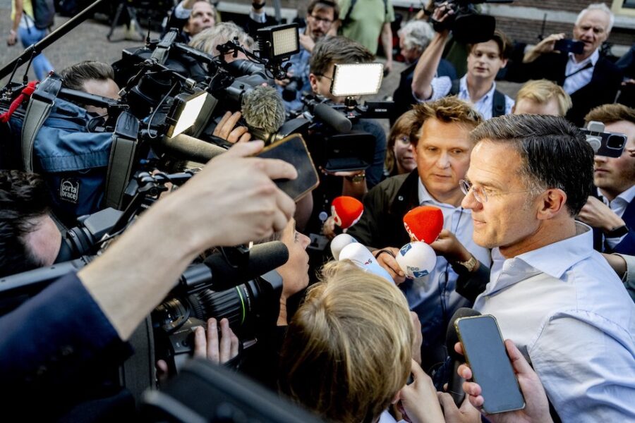 Vlak voor de val van het kabinet stond Rutte vrijdag de pers te woord.