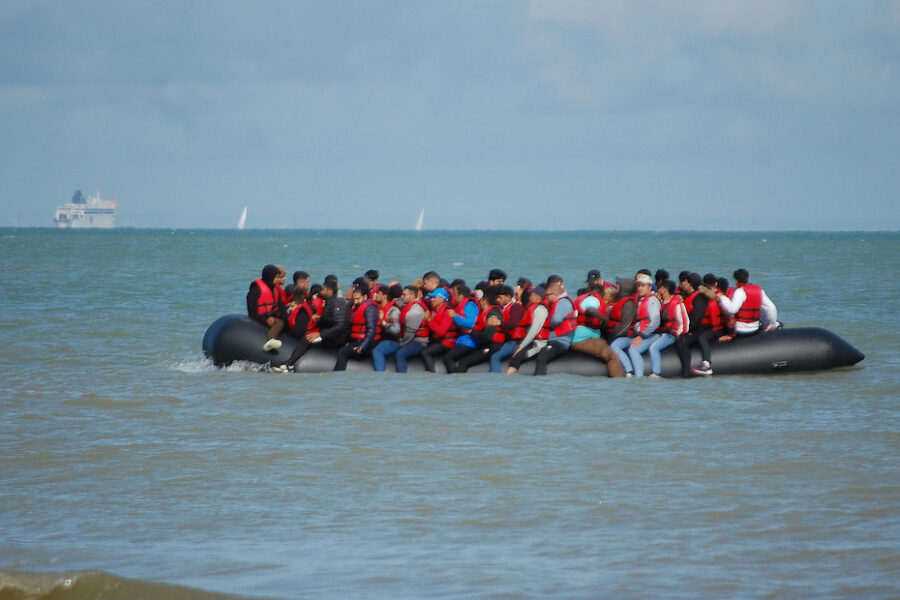 Migranten op een opblaasbootje, voor de Franse kust bij Sangatte, 18 juli 2023.
