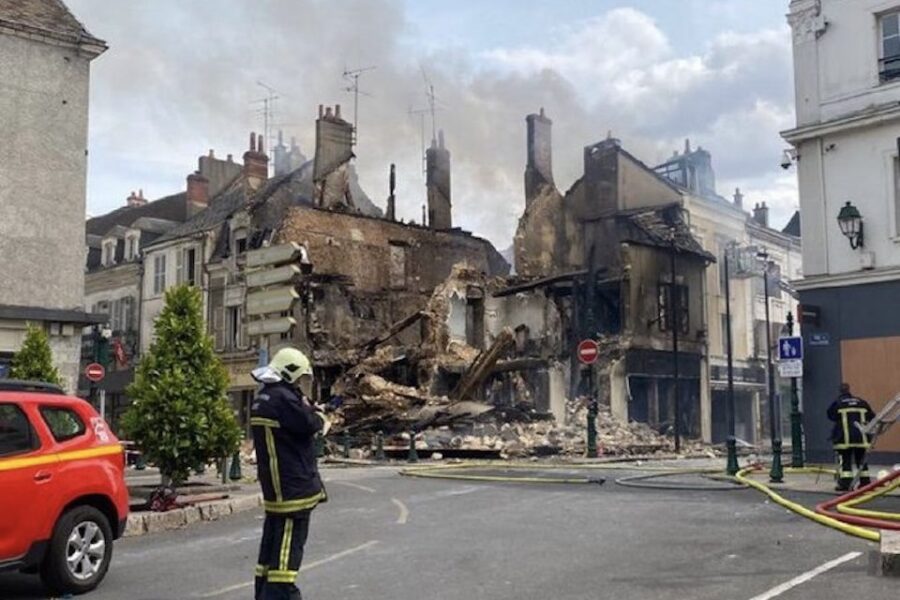 Ook kleinere steden moeten er aan geloven: in Montargis stortte zelfs een
apotheek in ten gevolge van de rellen.