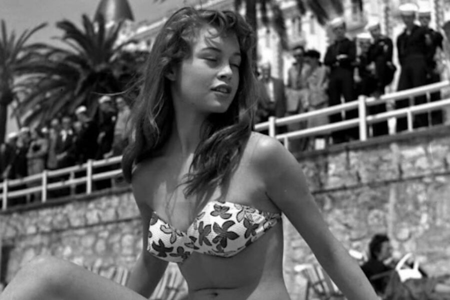 Brigitte Bardot neemt onder grote belangstelling een zonnebad (Cannes, 1953)