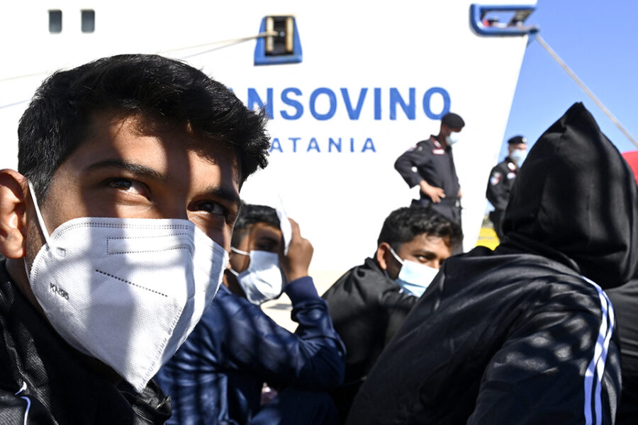 Migranten wachten aan boord van een ferry om het eiland Lampedusa te bereiken.