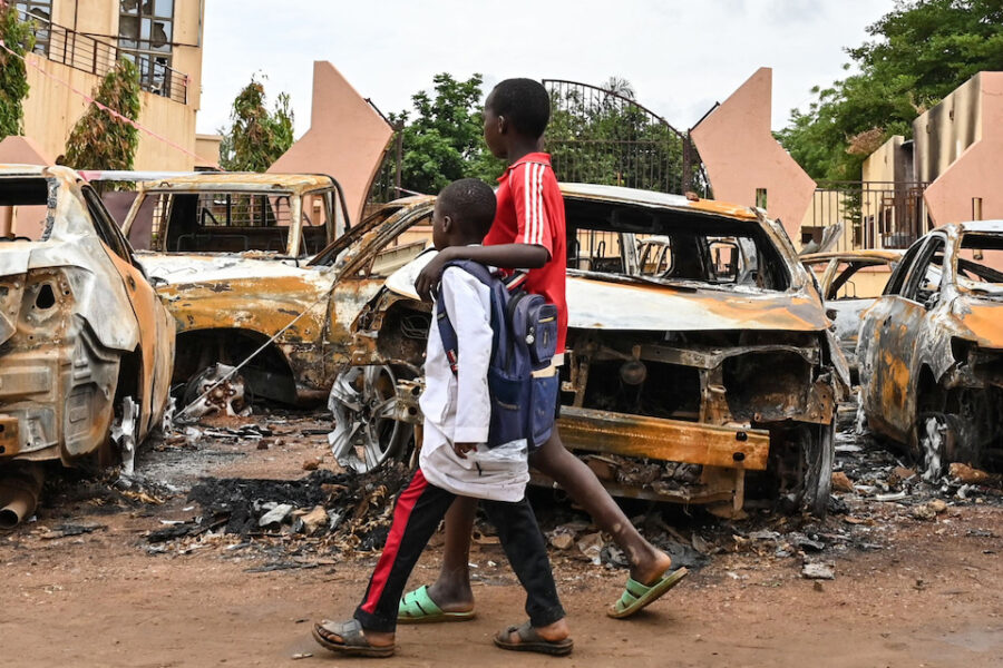 Uitgebrande auto’s bij het hoofdkwartier van de partij van president Bazoum in
Niamey, Niger.