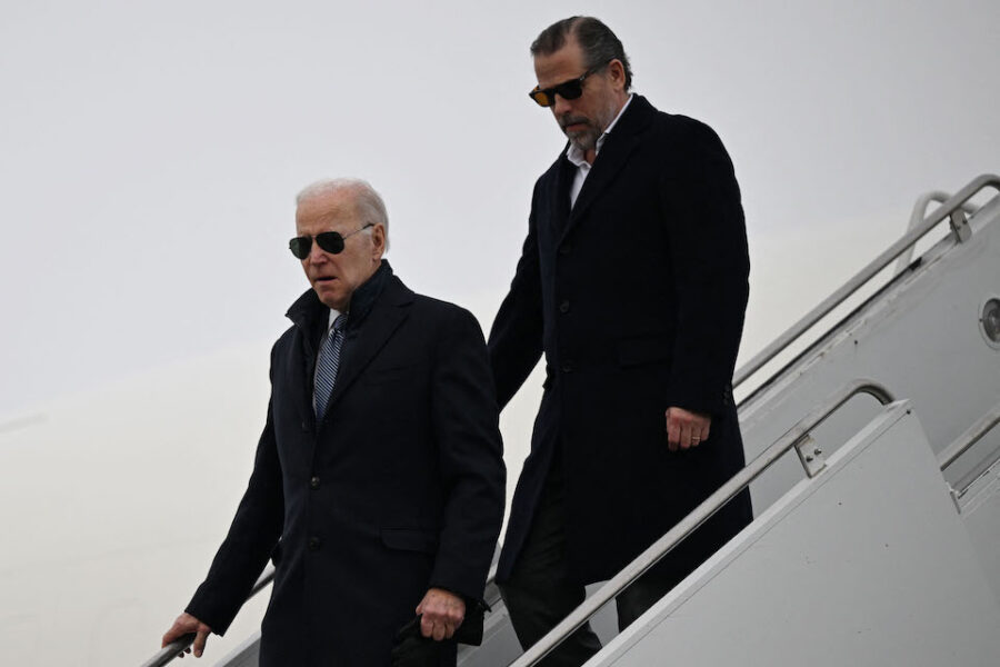 President Joe Biden en zoon Hunter Biden komen aan in Syracuse, NY.