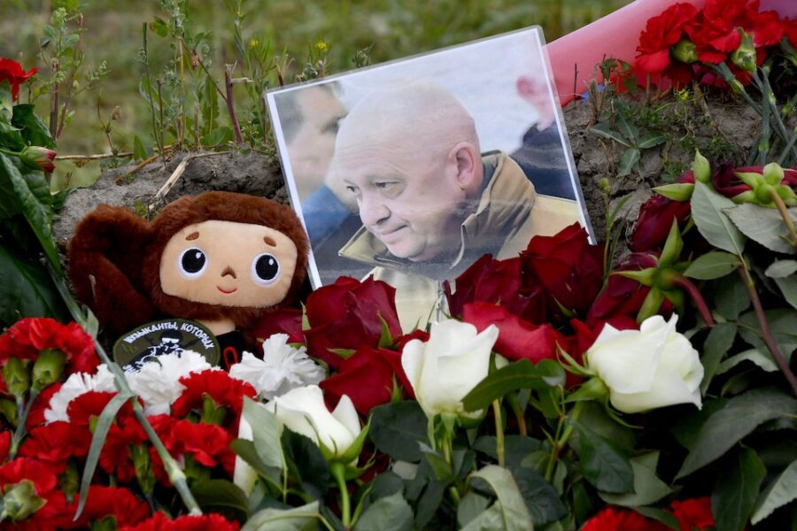 Bloemen voor Prigozhin in zijn thuisstad St. Petersburg.
