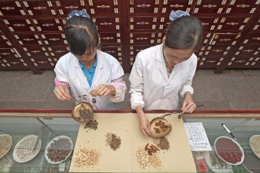 Bereiding van kruidenmedicatie in kliniek voor traditionele Chinese geneeskunde
in Simao (provincie Yunnan).