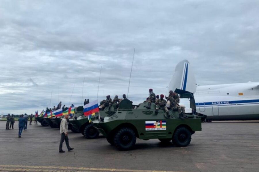 Russische pantservoertuigen arriveren in Centraal-Afrikaanse Republiek.