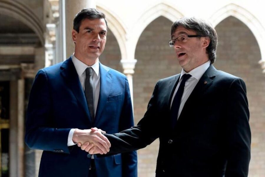 In 2016 schudden ze nog mekaars hand: Pedro Sánchez en Carles Puigdemont.
Vandaag, na 5 jaar ballingschap lijkt toenadering weer mogelijk.