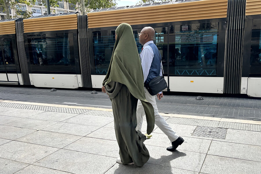 Het dragen van de abaya wordt verboden op openbare scholen in Frankrijk.