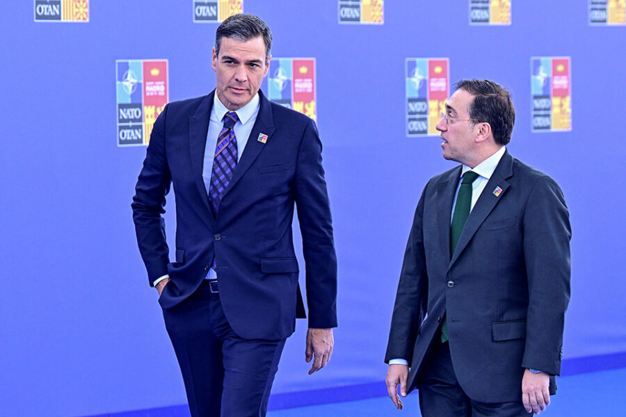 De Spaanse premier Pedro Sanchez (links) met buitenlandminister Jose Manuel
Albares.