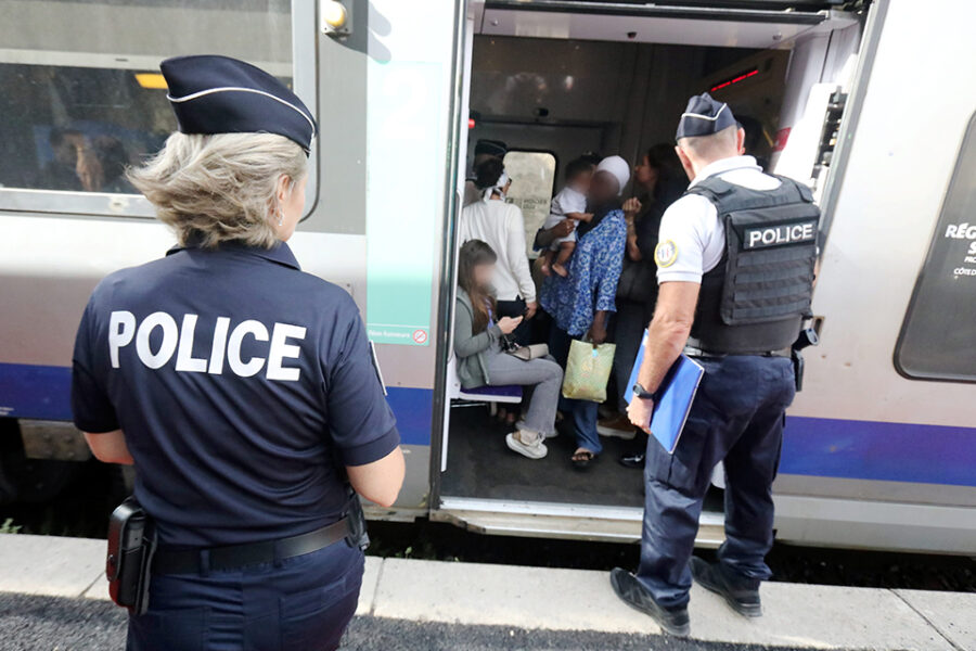 Franse politiemensen controleren de instroom van migranten uit Italië.

–
Frontiere Menton police checks
France, Menton Sept 22, 2023