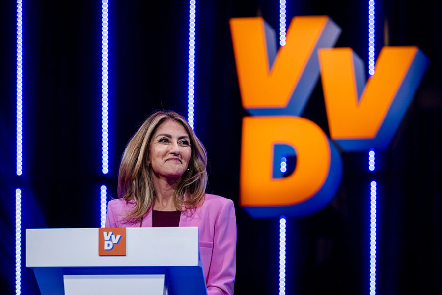 Lijsttrekker Dilan Yesilgoz staat met haar VVD op één in de peilingen.