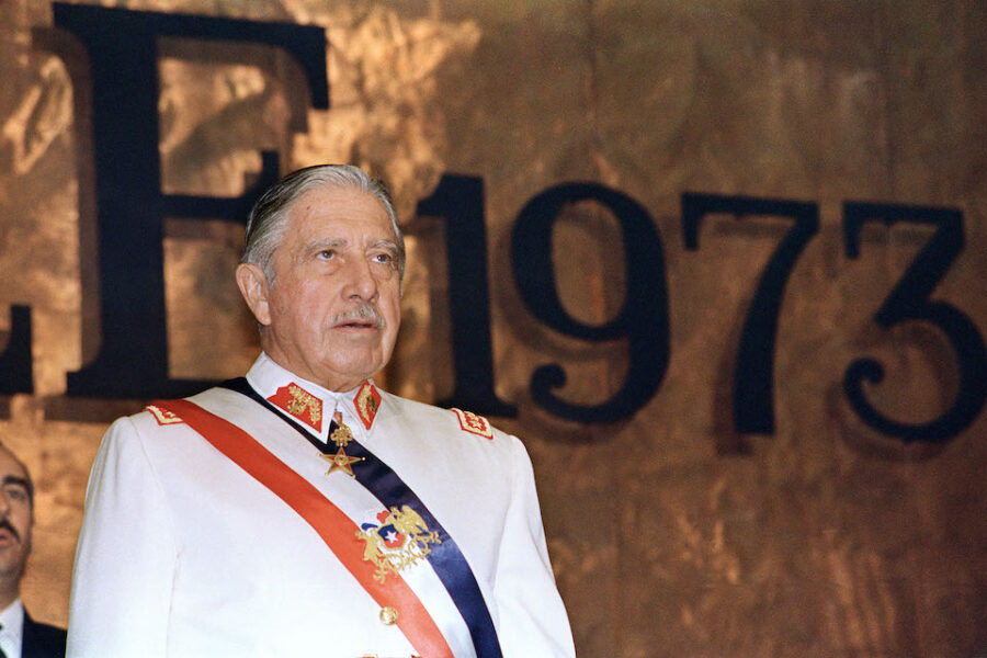 Augusto Pinochet tijdens een officiële ceremonie in 1988.