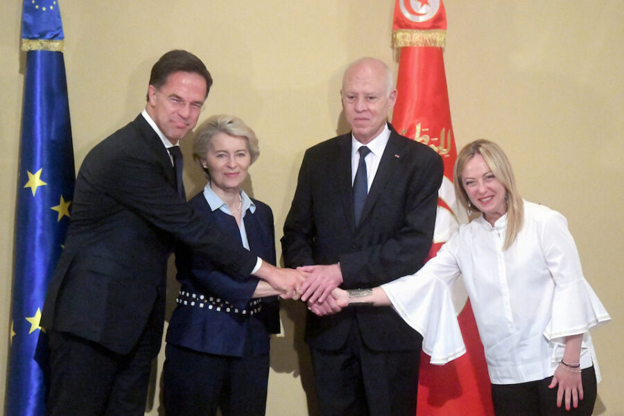 Vlnr.: Mark Rutte, Ursula Von der Leyen, Kais Sajed en Gergia Meloni in Tunesië.