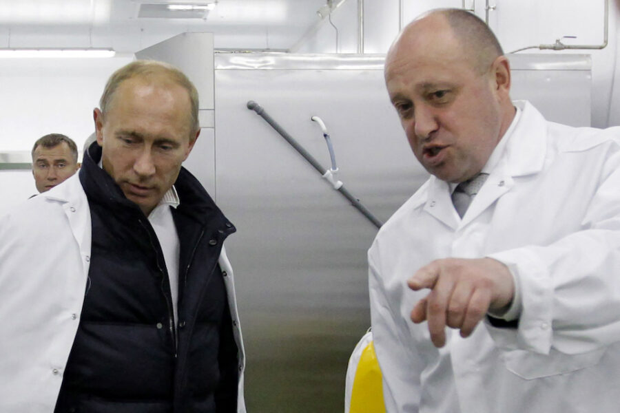 Poetin bezoekt een fabriek van Prigozhin in 2010.