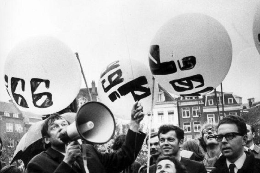 D66 in actie (1971) met Hans van Mierlo achter de megafoon