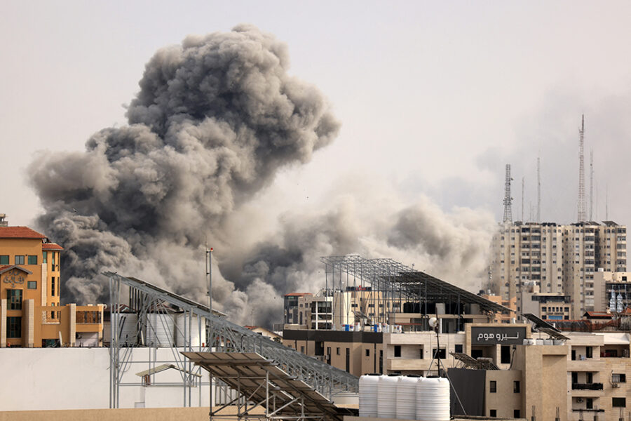 Een rookpluim van een bombardement in Gaza.