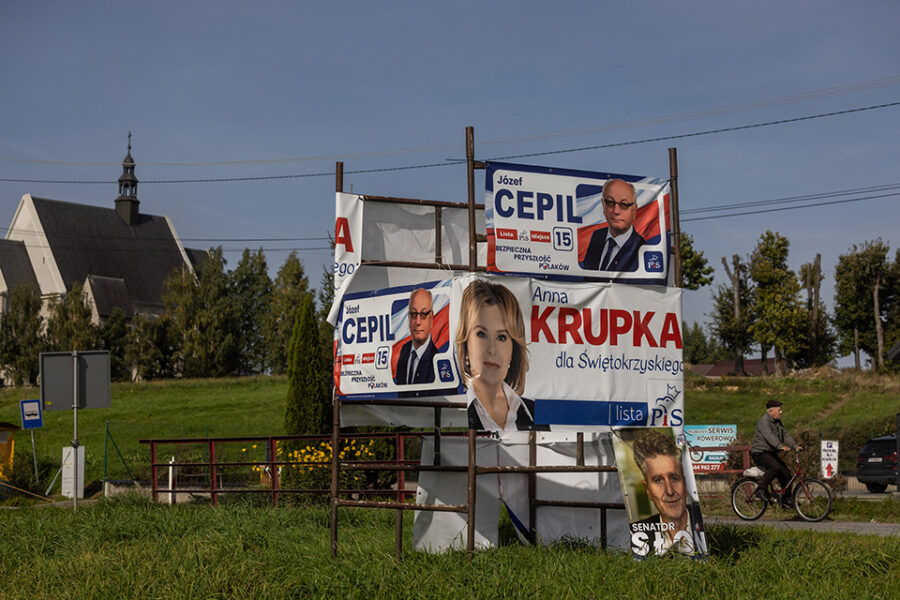 Verkiezingsreclame voor kandidaten van de regerende PiS-partij in Krajno, in het
zuiden van Polen.