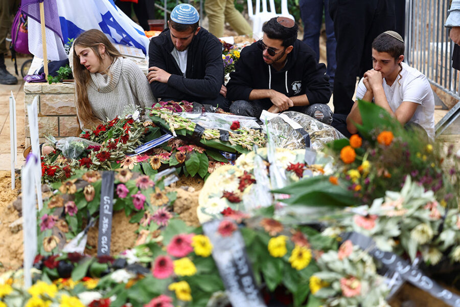 Rouwende Israeli’s bij het graf van een gesneuvelde militair.