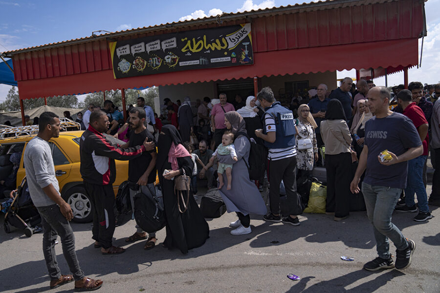 Palestijnen wachten in Rafah, om de grens over te steken richting Egypte.