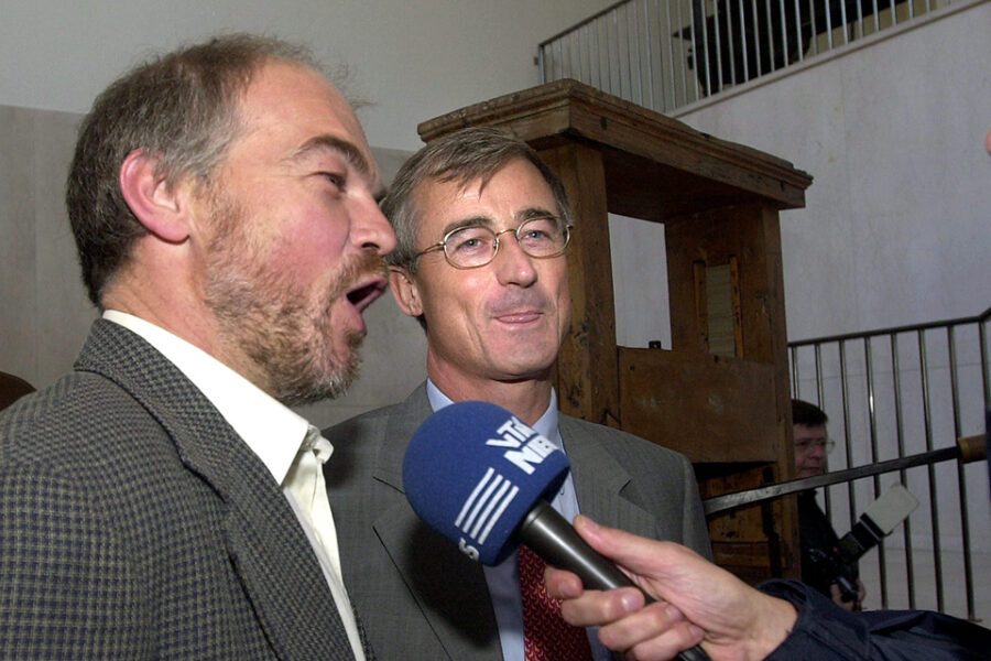 September 2001. Geert Bourgeois (r) en Patrick Van Krunkelsven (l) na het
ledenreferendum van de VU.