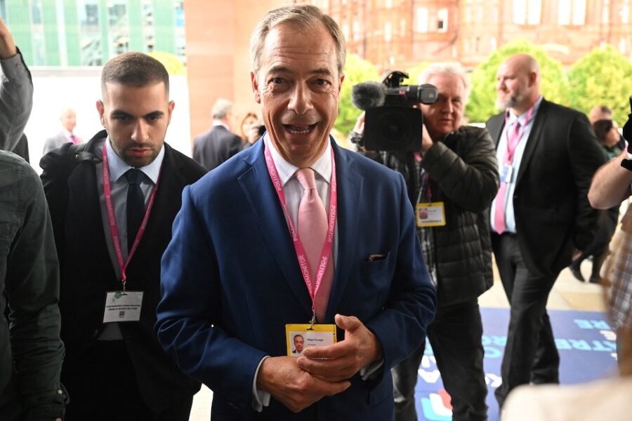 Alle camera’s waren gericht op Nigel Farage toen hij de conferentie van de
conservatives bezocht.