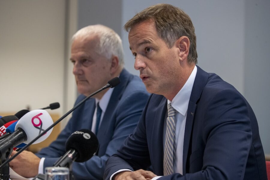 Tim De Wolf (rechts) kon enkel ad interim procureur des konings in Brussel zijn
omdat hij Nederlandstalig is en Franstaligen zijn benoeming weigerden uit te
voeren.