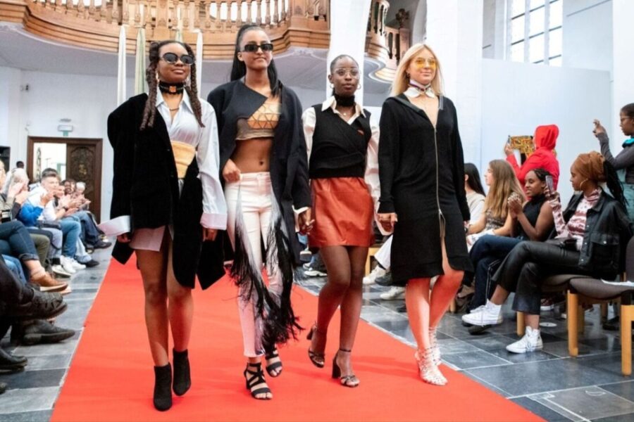 De fashionshow tijdens het Afrika Filmfestival.