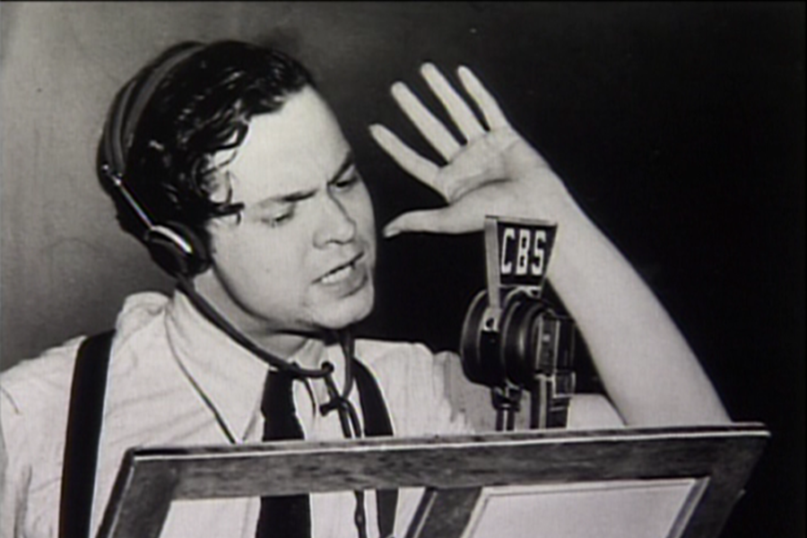Orson Welles tijdens het hoorspel War of the Worlds
