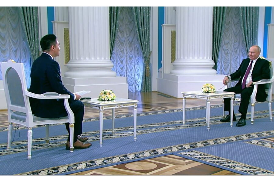 Vladimir Poetin tijdens het interview voor de Chinese televisie.