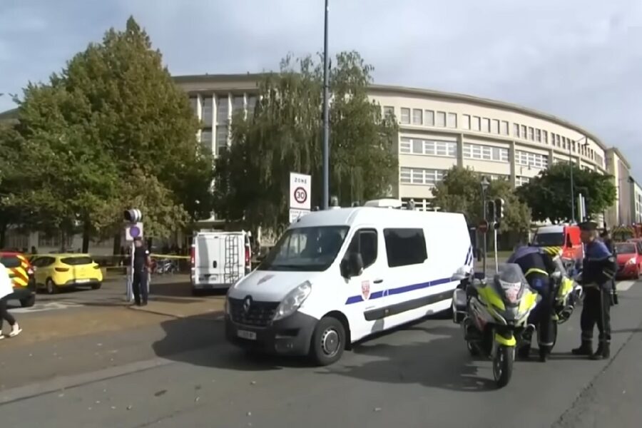 Politie verzamelt zich voor de school in Atrecht.