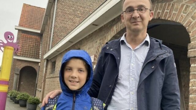 De kleine Eloi en papa Philippe Ducourant lopen school in het West-Vlaamse
Abele.