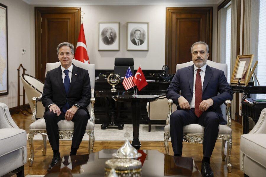 Een ontmoeting met Erdogan zat er zondag niet in voor Anthony Blinken. Dan maar
met Hakan Filan op de foto.